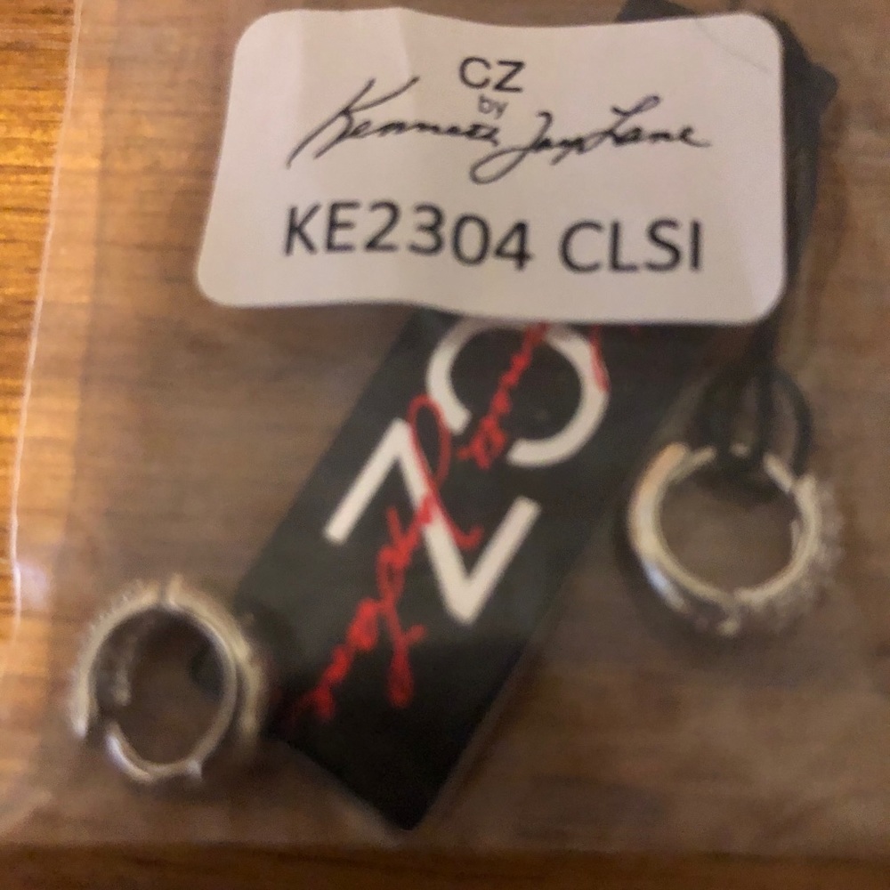 Huggy earrings with crystals very tiny